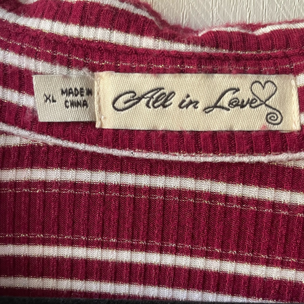 This is a very comfortable and stylish long sleeve shirt. Only worn once!